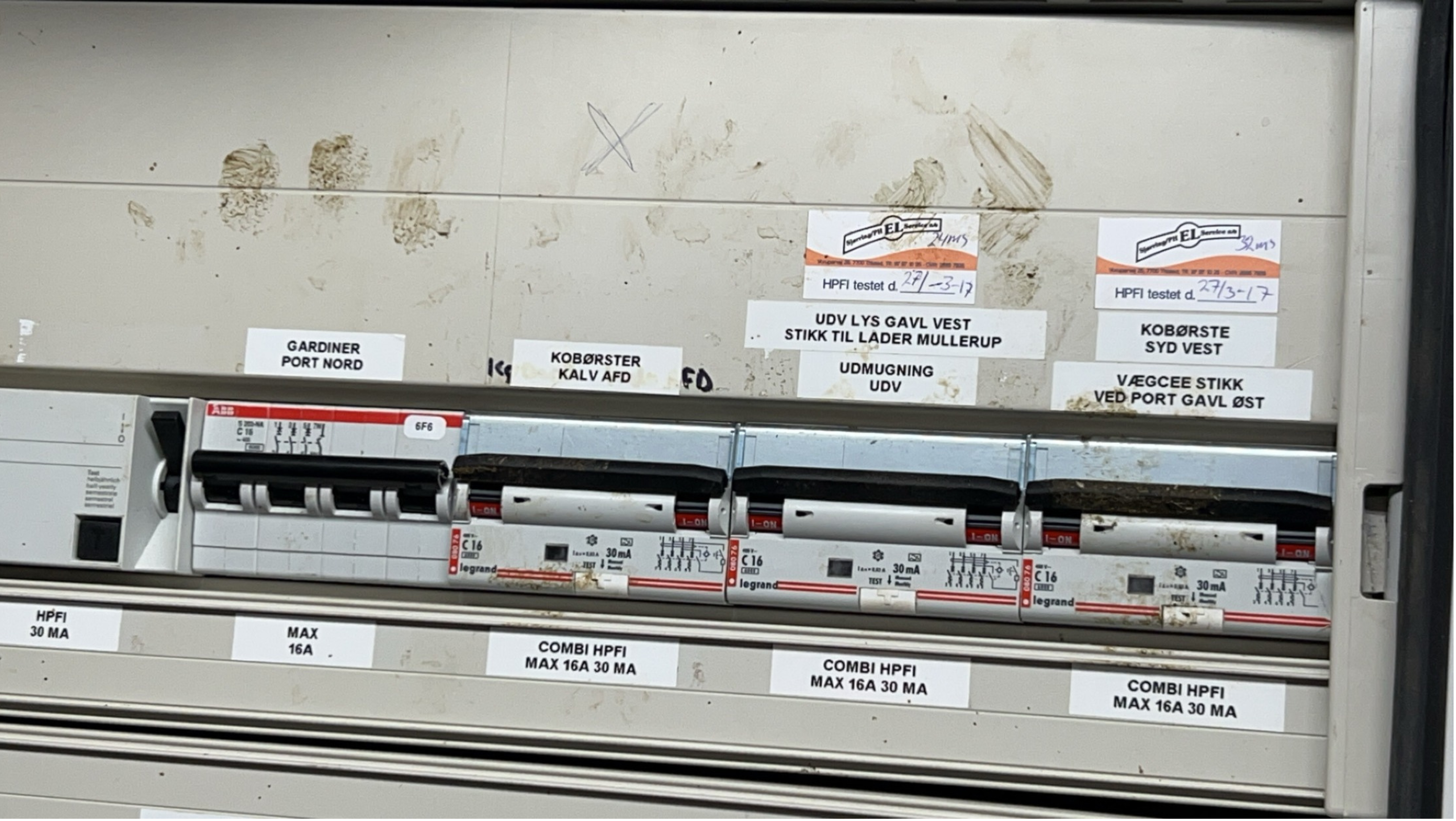 Ko Lortefingre På El Skab