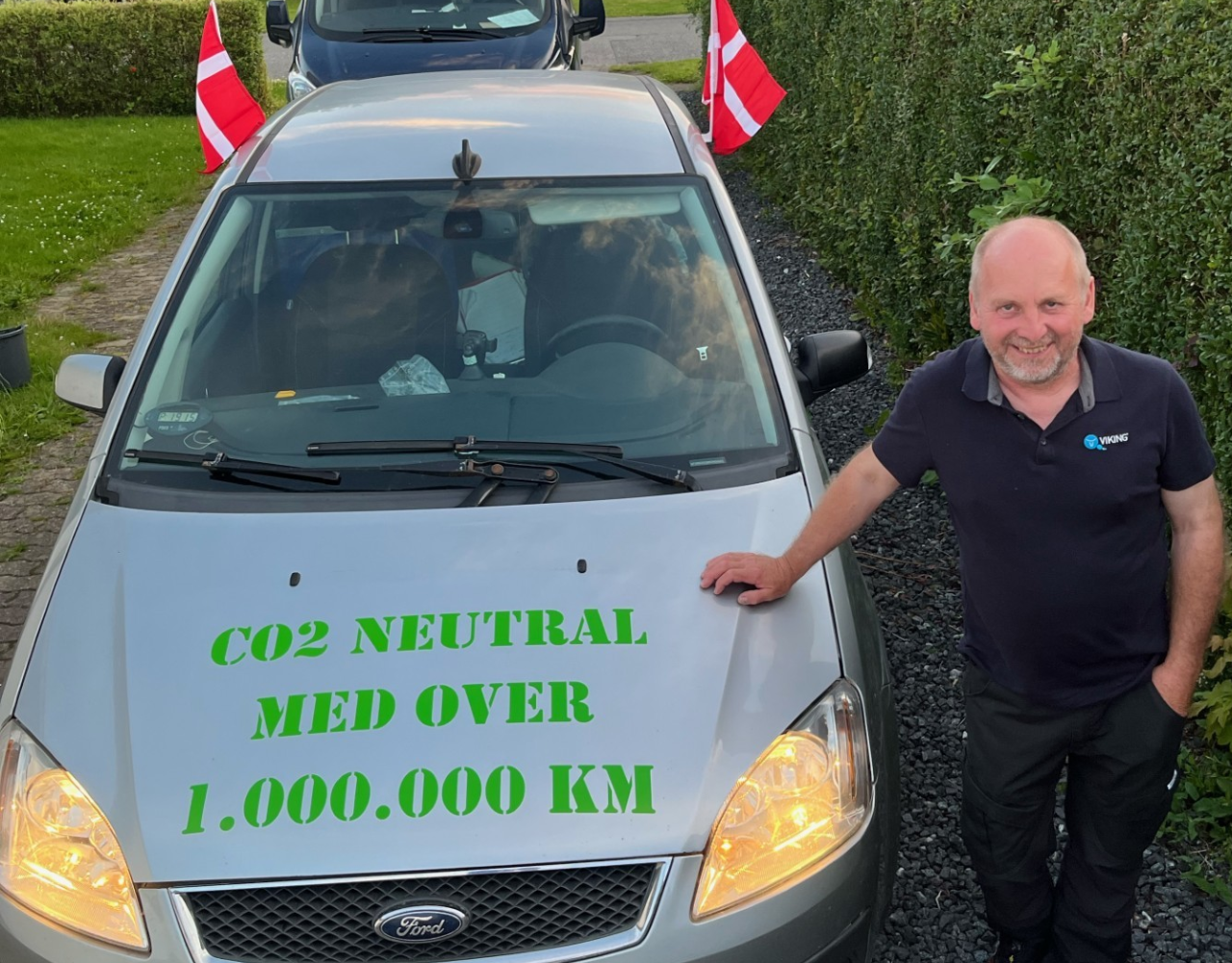 Inseminør Jørgen Larsen Fra Fyn Med Sin Tro Følgesvend