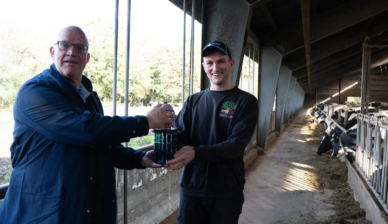 Ydelsestekniker Harmen Scholten Overrækker Gave Fra IDEXX Til Thomas
