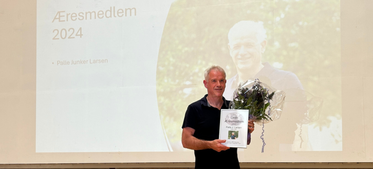 Palle J. Larsen Med Diplom Og Blomster