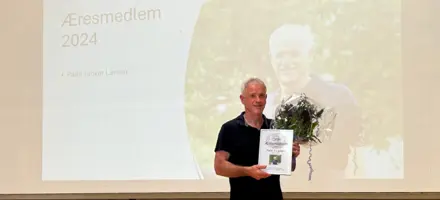 Palle J. Larsen Med Diplom Og Blomster