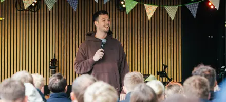 Stand Up Komiker Oliver Stanescu Optræder På Landskuet For Nextgen Medlemmer