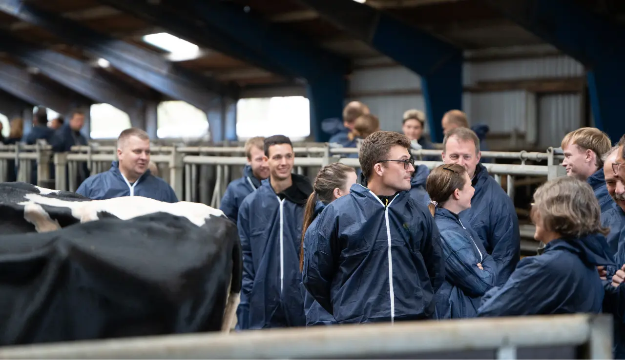 Flere Deltagere På Rundvisning I Stalden