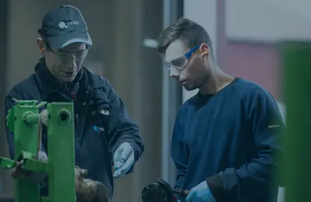 Underviser Og Kursist Ved Klovkursus