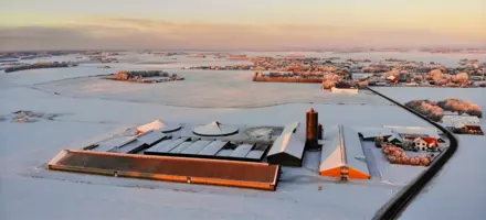 Kvæggård I Snedækket Landskab Med Smukke Solstråler