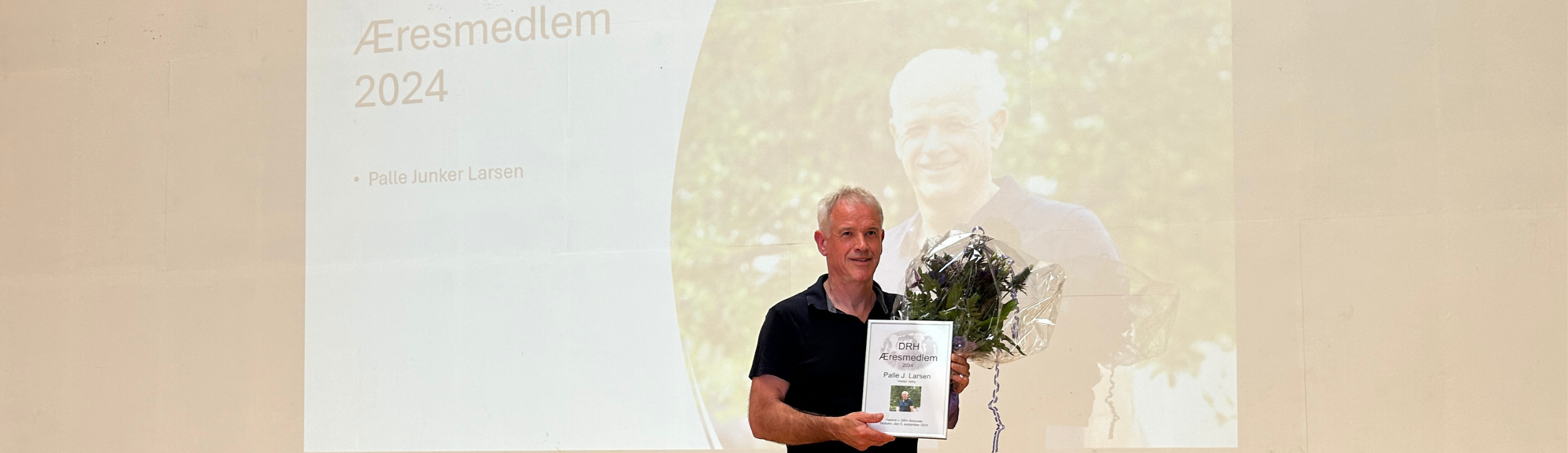 Palle J. Larsen Med Blomster Og Diplom