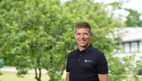 Kurt Bach Foran Træ