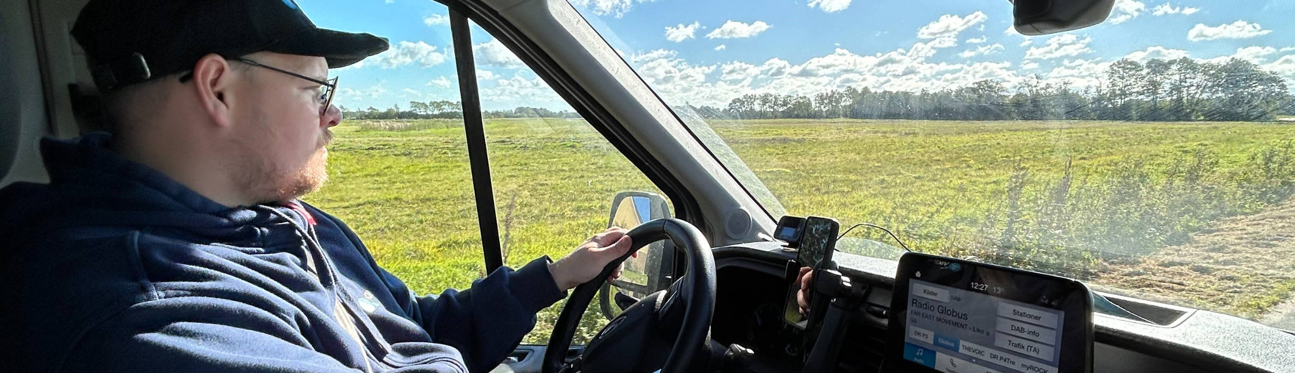 Ydelsestekniker Der Kører Bil I Skøn Natur