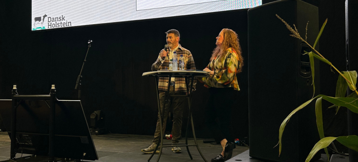 Johnny Og Nanna På Scenen Ved Holstein Årsmøde